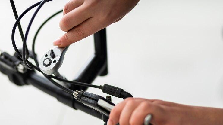 Une personne qui resserre les freins de son vélo